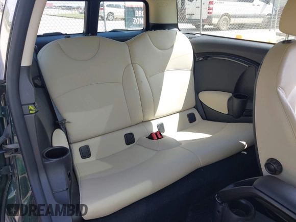 2011 MINI Clubman z VIN WMWZF3C58BTY00588, wystawiony jako IAAI lot #42157453 z przebiegiem 102 947 mil mil oraz . Historia ofert i sprzedaży dostępna na DreamBid. Obrazek 8.