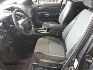 2017 Ford Escape SE z VIN 1FMCU9GD6HUC93496, wystawiony jako IAAI lot #42504565 z przebiegiem 93 268 mil mil oraz . Historia ofert i sprzedaży dostępna na DreamBid. Obrazek 1.