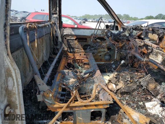 2000 Chevrolet Silverado 2500 z VIN 1GCGK24R0YR118635, wystawiony jako Copart lot #59222665 z przebiegiem Nie podano mil oraz Szkoda całkowita • Salvage title. Historia ofert i sprzedaży dostępna na DreamBid. Obrazek 10.