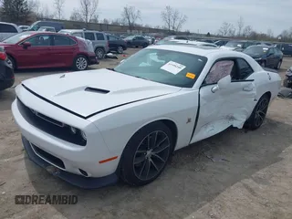 2016 Dodge Challenger R/T Scat Pack z VIN 2C3CDZFJ2GH263624, wystawiony jako IAAI lot #41998240 z przebiegiem 51 784 mil mil oraz . Historia ofert i sprzedaży dostępna na DreamBid. Obrazek 17.