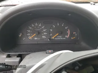 1998 Suzuki Sidekick z VIN JS3TD21VXW4103386, wystawiony jako Copart lot #86219924 z przebiegiem 172 959 mil mil oraz Szkody całkowita. Historia ofert i sprzedaży dostępna na DreamBid. Obrazek 9.
