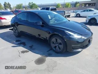 2021 Tesla Model 3 Standard Range Plus z VIN 5YJ3E1EA5MF939299, wystawiony jako IAAI lot #42146702 z przebiegiem 43 382 mil mil oraz . Historia ofert i sprzedaży dostępna na DreamBid. Obrazek 1.