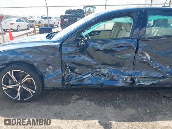 2024 Volvo S60 Plus Dark Theme z VIN 7JRL12TLXRG294640, wystawiony jako IAAI lot #42207466 z przebiegiem 23 304 mil mil oraz . Historia ofert i sprzedaży dostępna na DreamBid. Obrazek 6.