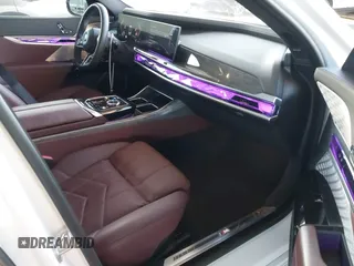 2023 BMW i7 xDrive60 z VIN WBY53EJ06PCN64039, wystawiony jako IAAI lot #40752159 z przebiegiem 8837 mil mil oraz . Historia ofert i sprzedaży dostępna na DreamBid. Obrazek 5.