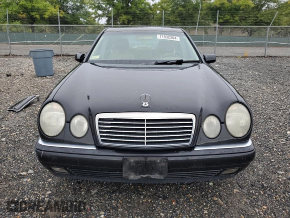 1999 Mercedes-Benz E-Class with VIN WDBJF65H9XA929577, listed as a Copart auction lot 71932364 with 84,806 mi miles and Salvage Title. Bid and sale history available at carsss.com. Image 5.