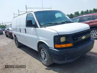 2017 Chevrolet Express Cargo z VIN 1GCWGAFG8H1100031, wystawiony jako IAAI lot #42456795 z przebiegiem 243 101 mil mil oraz . Historia ofert i sprzedaży dostępna na DreamBid. Obrazek 1.
