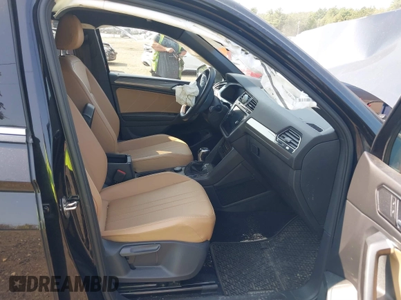 2022 Volkswagen Tiguan SE with VIN 3VV2B7AXXNM060140, listed as a IAAI auction lot 40300638 with 25,955 mi miles and . Bid and sale history available at DreamBid. Image 5.