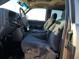 2000 Chevrolet Silverado 2500 LS z VIN 1GCFC29U7YE331000, wystawiony jako Copart lot #47569685 z przebiegiem 350 282 mil mil oraz Szkoda całkowita • Salvage title. Historia ofert i sprzedaży dostępna na DreamBid. Obrazek 7.