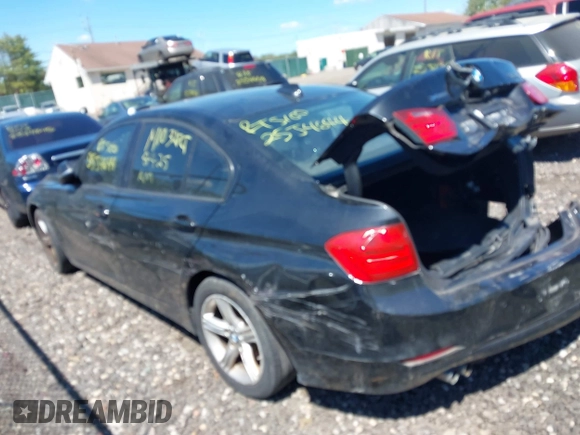 2015 BMW 3 Series 328i xDrive z VIN WBA3B5G52FNS14339, wystawiony jako IAAI lot #42218733 z przebiegiem Nie podano mil oraz . Historia ofert i sprzedaży dostępna na DreamBid. Obrazek 13.
