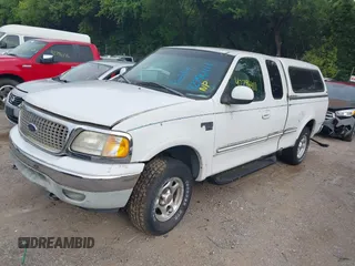 1998 Ford F-150 XL z VIN 1FTRX18L6WNA13872, wystawiony jako IAAI lot #42796411 z przebiegiem 108 649 mil mil oraz . Historia ofert i sprzedaży dostępna na DreamBid. Obrazek 2.