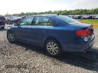 2014 Volkswagen Jetta SE z VIN 3VWD17AJ8EM413915, wystawiony jako Copart lot #62325025 z przebiegiem 131 112 mil mil oraz Szkoda całkowita • Salvage title. Historia ofert i sprzedaży dostępna na DreamBid. Obrazek 2.