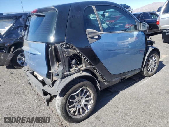 2011 Smart fortwo Pure z VIN WMEEJ3BA2BK427313, wystawiony jako Copart lot #46875525 z przebiegiem 90 435 mil mil oraz Szkoda całkowita • Salvage title. Historia ofert i sprzedaży dostępna na DreamBid. Obrazek 3.