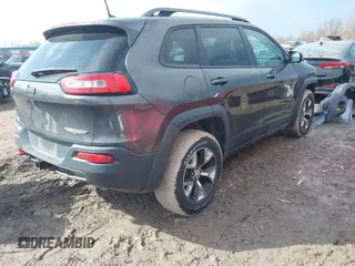 2017 Jeep Cherokee Trailhawk z VIN 1C4PJMBS0HW649422, wystawiony jako IAAI lot #41696815 z przebiegiem 62 185 mil mil oraz . Historia ofert i sprzedaży dostępna na DreamBid. Obrazek 4.