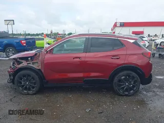 2024 Buick Encore GX Sport Touring z VIN KL4AMDSL1RB006490, wystawiony jako IAAI lot #42505243 z przebiegiem 57 956 mil mil oraz . Historia ofert i sprzedaży dostępna na DreamBid. Obrazek 15.
