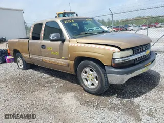 1999 Chevrolet Silverado 1500 LS with VIN 2GCEC19T8X1142580, listed as a IAAI auction lot 41932320 with 238,377 mi miles. Bid and sale history available at carsss.com. Image 1.