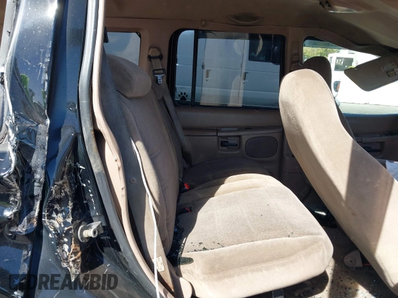 2000 Ford Explorer XLS z VIN 1FMZU62X1YZB46614, wystawiony jako IAAI lot #40636991 z przebiegiem Nie podano mil oraz . Historia ofert i sprzedaży dostępna na DreamBid. Obrazek 8.