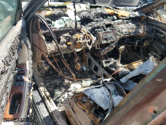 2001 Toyota Avalon XL w/Bucket Seats with VIN 4T1BF28B01U184323, listed as a Copart auction lot 45544095 with 211,653 mi miles and Salvage Title. Bid and sale history available at carsss.com. Image 8.