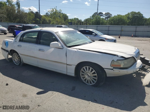 2004 Lincoln Town Car Signature with VIN 1LNHM81W04Y603672, listed as a Copart auction lot 52566725 with 214,180 mi miles and Salvage Title. Bid and sale history available at carsss.com. Image 4.