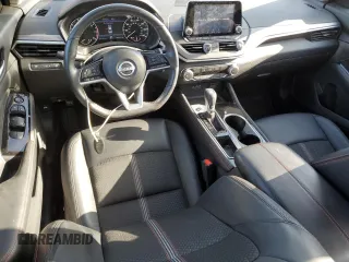 2024 Nissan Altima SR z VIN 1N4BL4CV9RN350232, wystawiony jako Copart lot #52239325 z przebiegiem 20 139 mil mil oraz Szkoda całkowita • Salvage title. Historia ofert i sprzedaży dostępna na DreamBid. Obrazek 8.