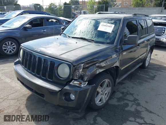 2010 Jeep Patriot Latitude z VIN 1J4NT1GA5AD676661, wystawiony jako IAAI lot #41602103 z przebiegiem 144 915 mil mil oraz . Historia ofert i sprzedaży dostępna na DreamBid. Obrazek 2.