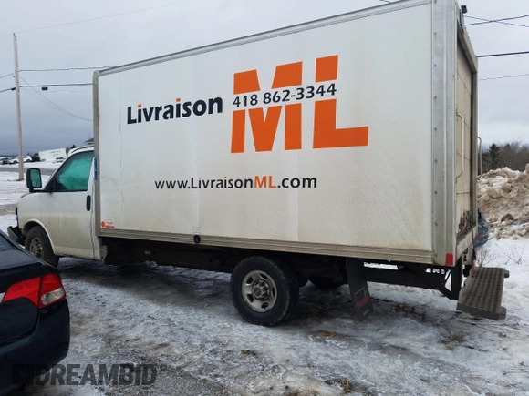 2019 GMC Savana z VIN 7GZ07SFG1KN003218, wystawiony jako Copart lot #84340584 z przebiegiem 383 500 mil mil oraz Szkody całkowita. Historia ofert i sprzedaży dostępna na DreamBid. Obrazek 2.