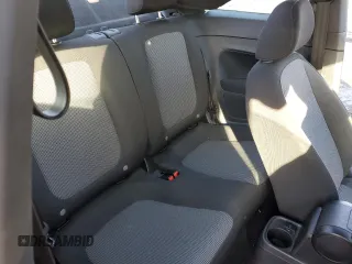 2018 Volkswagen Beetle S z VIN 3VWFD7AT7JM700755, wystawiony jako Copart lot #44312585 z przebiegiem 92 694 mil mil oraz Szkoda całkowita • Salvage title. Historia ofert i sprzedaży dostępna na DreamBid. Obrazek 10.
