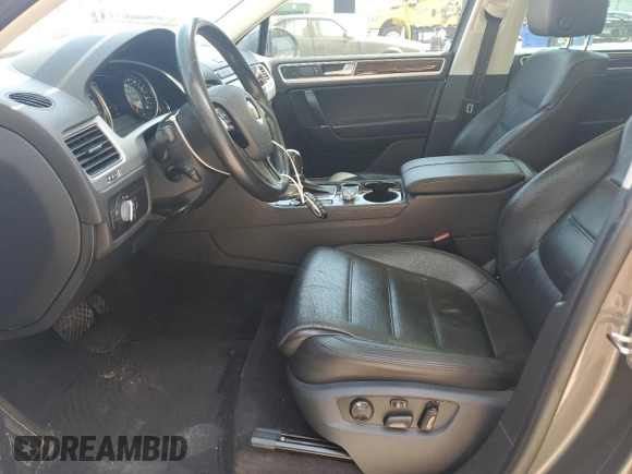 2016 Volkswagen Touareg Sport с VIN WVGEF9BP1GD012594, выставлен на аукционе Copart как лот 52438305 с пробегом 125 204 миль миль и Списание • Salvage title. История ставок и продаж доступна на DreamBid. Изображение 7.