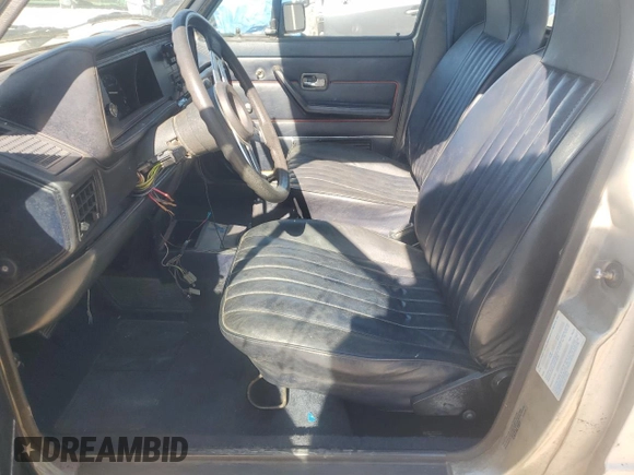 1982 Volkswagen Rabbit z VIN 1MB0174CV060266, wystawiony jako Copart lot #49385145 z przebiegiem 118 498 mil mil oraz Szkoda całkowita • Salvage title. Historia ofert i sprzedaży dostępna na DreamBid. Obrazek 7.