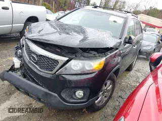 2013 Kia Sorento LX z VIN 5XYKT3A69DG354992, wystawiony jako IAAI lot #41538447 z przebiegiem 178 027 mil mil oraz . Historia ofert i sprzedaży dostępna na DreamBid. Obrazek 2.