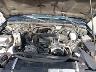 2001 GMC Sonoma SLS w/1SH Pkg with VIN 1GTDT19W018197275, listed as a IAAI auction lot 41604084 with 157,102 mi miles. Bid and sale history available at carsss.com. Image 10.