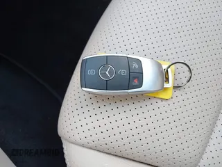 2021 Mercedes-Benz C 300 z VIN W1KWF8EB5MR605575, wystawiony jako IAAI lot #41042025 z przebiegiem 25 639 mil mil oraz . Historia ofert i sprzedaży dostępna na DreamBid. Obrazek 11.
