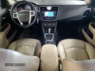 2012 Chrysler 200 Limited z VIN 1C3CCBCG7CN300185, wystawiony jako Copart lot #57810525 z przebiegiem 173 981 mil mil oraz Szkoda całkowita • Salvage title. Historia ofert i sprzedaży dostępna na DreamBid. Obrazek 8.
