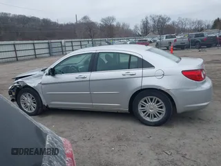 2007 Chrysler Sebring Touring z VIN 1C3LC56K27N567578, wystawiony jako IAAI lot #41507319 z przebiegiem 181 390 mil mil oraz . Historia ofert i sprzedaży dostępna na DreamBid. Obrazek 14.