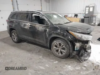 2014 Toyota Highlander XLE z VIN 5TDJKRFH1ES060597, wystawiony jako IAAI lot #41127689 z przebiegiem 122 377 mil mil oraz . Historia ofert i sprzedaży dostępna na DreamBid. Obrazek 1.