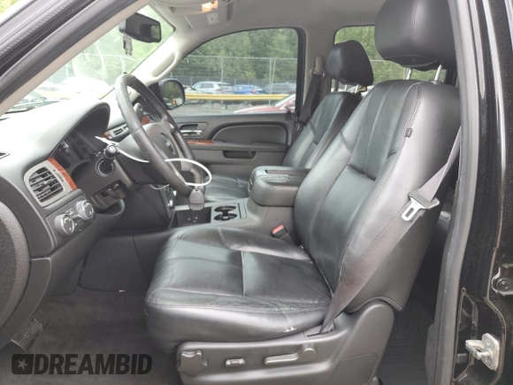 2013 GMC Yukon XL SLT z VIN 1GKS2KE75DR331103, wystawiony jako Copart lot #55884055 z przebiegiem 199 485 mil mil oraz Czysty tytuł • Clean title. Historia ofert i sprzedaży dostępna na DreamBid. Obrazek 7.