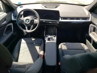 2025 BMW X1 xDrive28i z VIN WBX73EF00S5040226, wystawiony jako Copart lot #55575725 z przebiegiem 397 mil mil oraz Szkody całkowita. Historia ofert i sprzedaży dostępna na DreamBid. Obrazek 8.