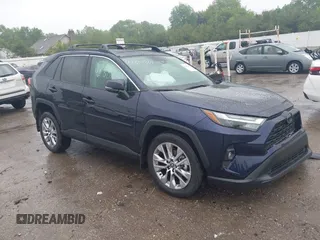 2025 Toyota RAV4 XLE Premium z VIN 2T3A1RFV5SW532318, wystawiony jako IAAI lot #42307869 z przebiegiem 807 mil mil oraz . Historia ofert i sprzedaży dostępna na DreamBid. Obrazek 1.
