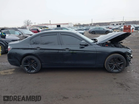 2015 BMW 3 Series 328i xDrive z VIN WBA3B5C55FF959652, wystawiony jako IAAI lot #41545937 z przebiegiem 101 637 mil mil oraz . Historia ofert i sprzedaży dostępna na DreamBid. Obrazek 13.