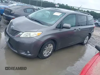 2011 Toyota Sienna XLE AAS z VIN 5TDYK3DC9BS114078, wystawiony jako IAAI lot #42434853 z przebiegiem 301 384 mil mil oraz . Historia ofert i sprzedaży dostępna na DreamBid. Obrazek 16.