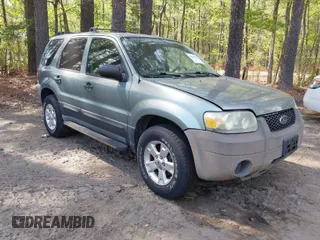 2005 Ford Escape XLT with VIN 1FMYU93105DA09261, listed as a IAAI auction lot 42043063 with 92,203 mi miles. Bid and sale history available at carsss.com. Image 1.