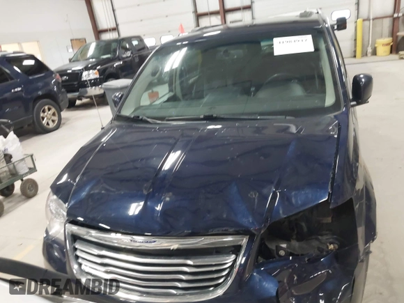 2016 Chrysler Town & Country Touring with VIN 2C4RC1BG2GR305711, listed as a IAAI auction lot 41984947 with 206,360 mi miles. Bid and sale history available at carsss.com. Image 12.