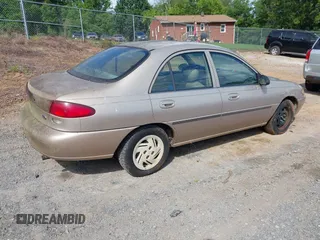 1998 Ford Escort LX z VIN 1FAFP10P3WW234833, wystawiony jako IAAI lot #42316400 z przebiegiem 79 470 mil mil oraz . Historia ofert i sprzedaży dostępna na DreamBid. Obrazek 4.