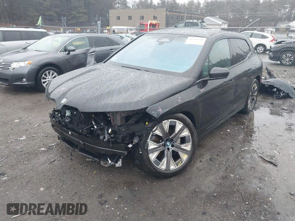 2024 BMW iX xDrive50 z VIN WB523CF00RCN76736, wystawiony jako IAAI lot #41162938 z przebiegiem 21 575 mil mil oraz . Historia ofert i sprzedaży dostępna na DreamBid. Obrazek 2.