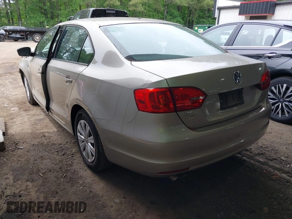 2014 Volkswagen Jetta S z VIN 3VW2K7AJ0EM231386, wystawiony jako IAAI lot #42229963 z przebiegiem 105 432 mil mil oraz . Historia ofert i sprzedaży dostępna na DreamBid. Obrazek 3.