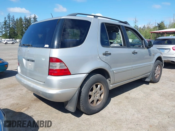 2000 Mercedes-Benz M-Class with VIN 4JGAB54E7YA146298, listed as a IAAI auction lot 42146029 with 1 mi miles. Bid and sale history available at carsss.com. Image 4.