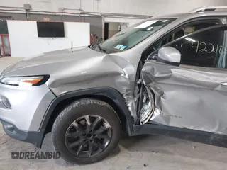 2016 Jeep Cherokee Latitude z VIN 1C4PJMCB9GW148882, wystawiony jako IAAI lot #42210237 z przebiegiem 124 441 mil mil oraz . Historia ofert i sprzedaży dostępna na DreamBid. Obrazek 6.