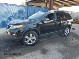 2013 Kia Sorento EX z VIN 5XYKU3A6XDG377730, wystawiony jako Copart lot #52383525 z przebiegiem Nie podano mil oraz Szkoda całkowita • Salvage title. Historia ofert i sprzedaży dostępna na DreamBid. Obrazek 1.