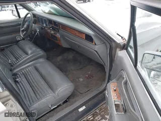 1986 Lincoln Town Car with VIN 1LNBP96F6GY618970, listed as a IAAI auction lot 41609991 with 22,768 mi miles. Bid and sale history available at carsss.com. Image 5.