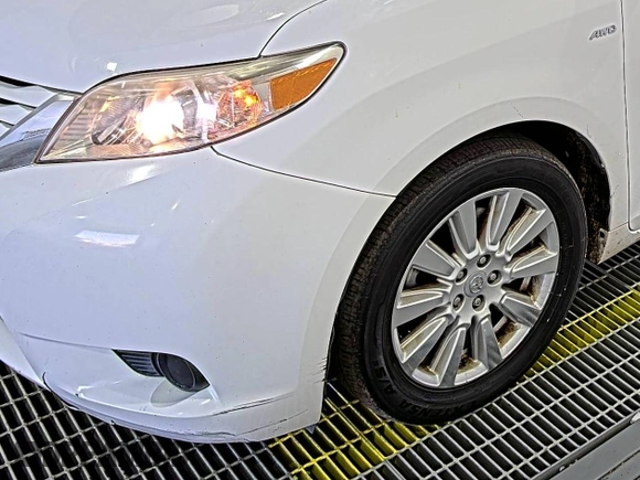 2017 Toyota Sienna LE with VIN 5TDJZ3DC5HS155202, listed as a IAAI auction lot 42501080 with 141,232 mi miles and . Bid and sale history available at DreamBid. Image 1.