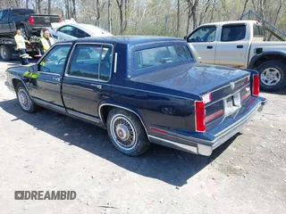 1988 Cadillac Fleetwood z VIN 1G6CB5153J4265796, wystawiony jako IAAI lot #42129869 z przebiegiem 63 756 mil mil oraz . Historia ofert i sprzedaży dostępna na DreamBid. Obrazek 3.